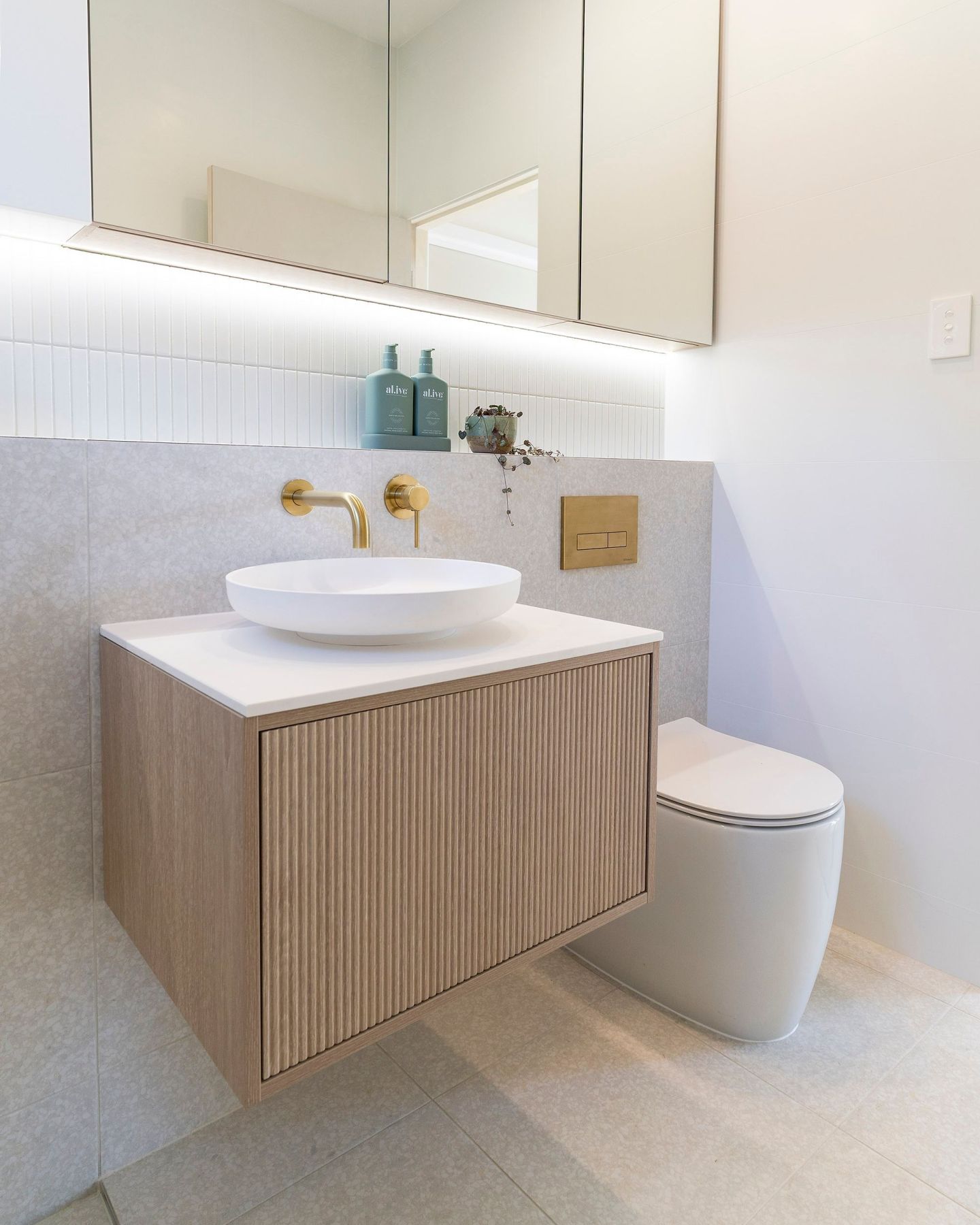 Wall Hung & Floating Vanities – Should You Have One? – Small Bathroom ...