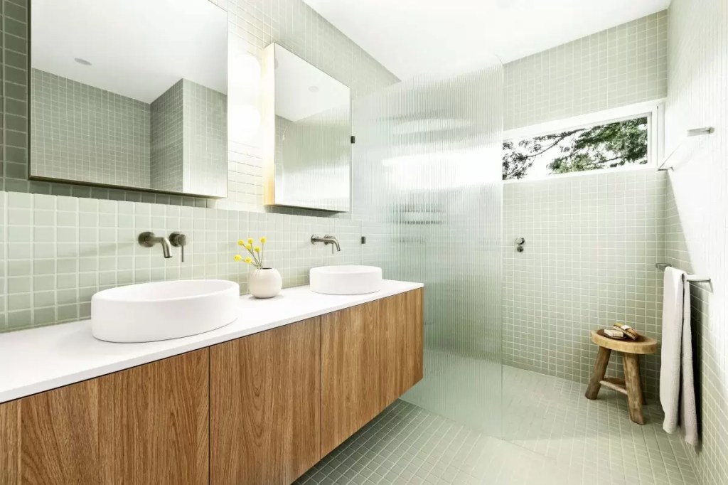 Fluted Curved Screen